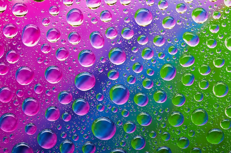 Фотография капли воды на разноцветном фоне