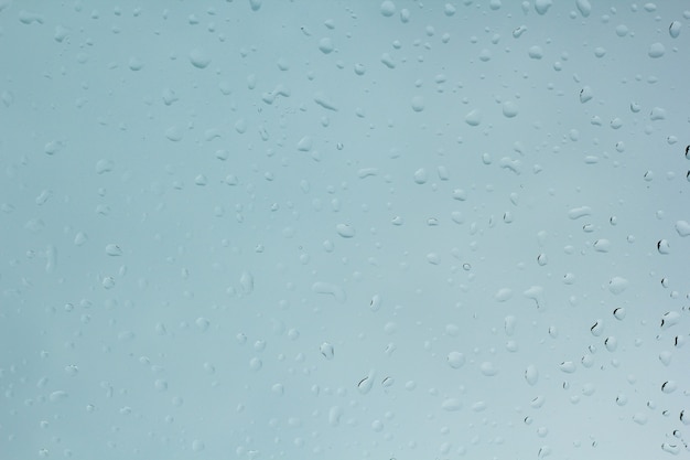 Фото Капли воды на стекле автомобиля. дождь падает на прозрачное окно