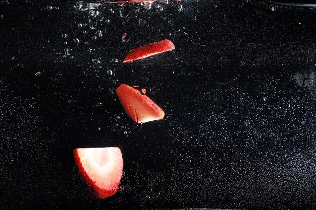 熟した甘いイチゴに水滴。あなたのテキストのためのコピースペースと新鮮なベリーの背景。ビーガンフードのコンセプト。