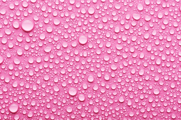 Foto gocce d'acqua su sfondo rosa