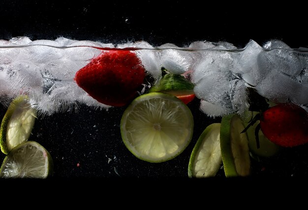 Foto gocce d'acqua su frutti dolci maturi e bacche. sfondo di frutta fresca con copia spazio per il testo. concetto vegano e vegetariano.