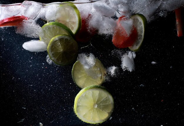 Gocce d'acqua su frutti dolci maturi e bacche. sfondo di frutta fresca con copia spazio per il testo. concetto vegano e vegetariano.