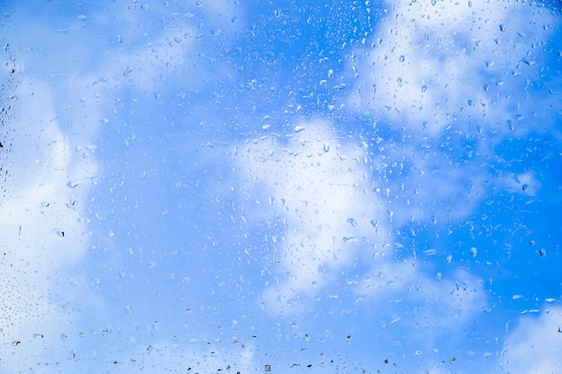 Foto gocce d'acqua sullo sfondo del cielo