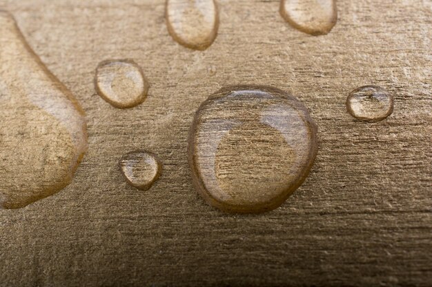 Foto gocce d'acqua su una superficie solida