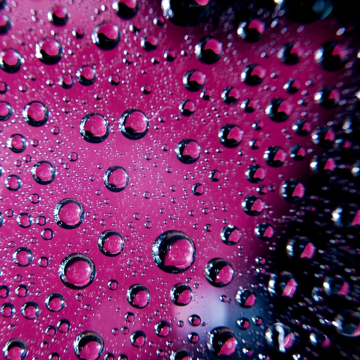 Фотография капли воды на поверхности