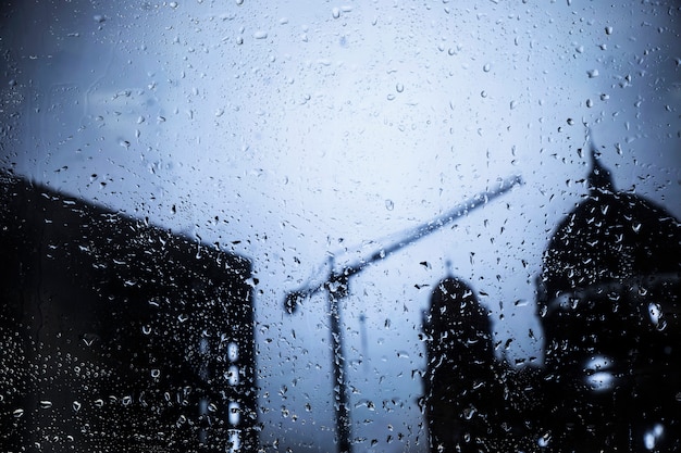 Foto gocce d'acqua su fondo urbano