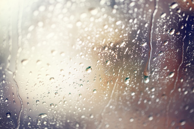 水滴。強い雨の日のフロントガラスを通して見る、フィールド構成の浅い深さ。