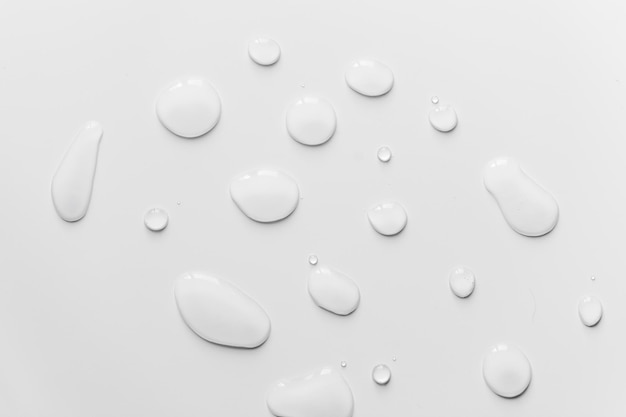 白い背景上の水滴のトップビュー画像