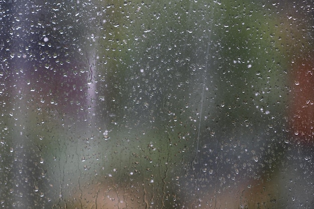 Gocce d'acqua sulla finestra dopo la pioggia