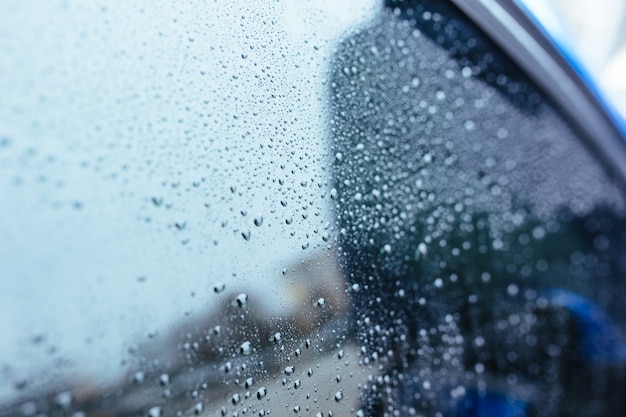 자동차 앞유리에 물방울이 맺힙니다. 세차 개념