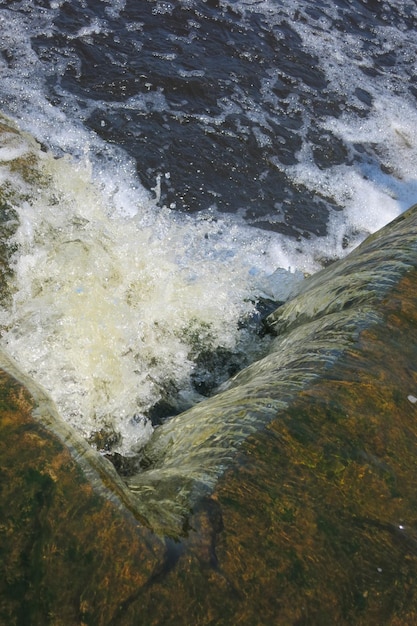 Photo water on the edge of the waterfall