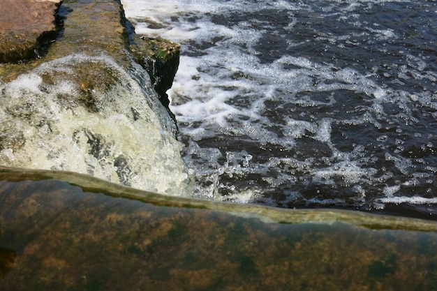 Photo water on the edge of the waterfall