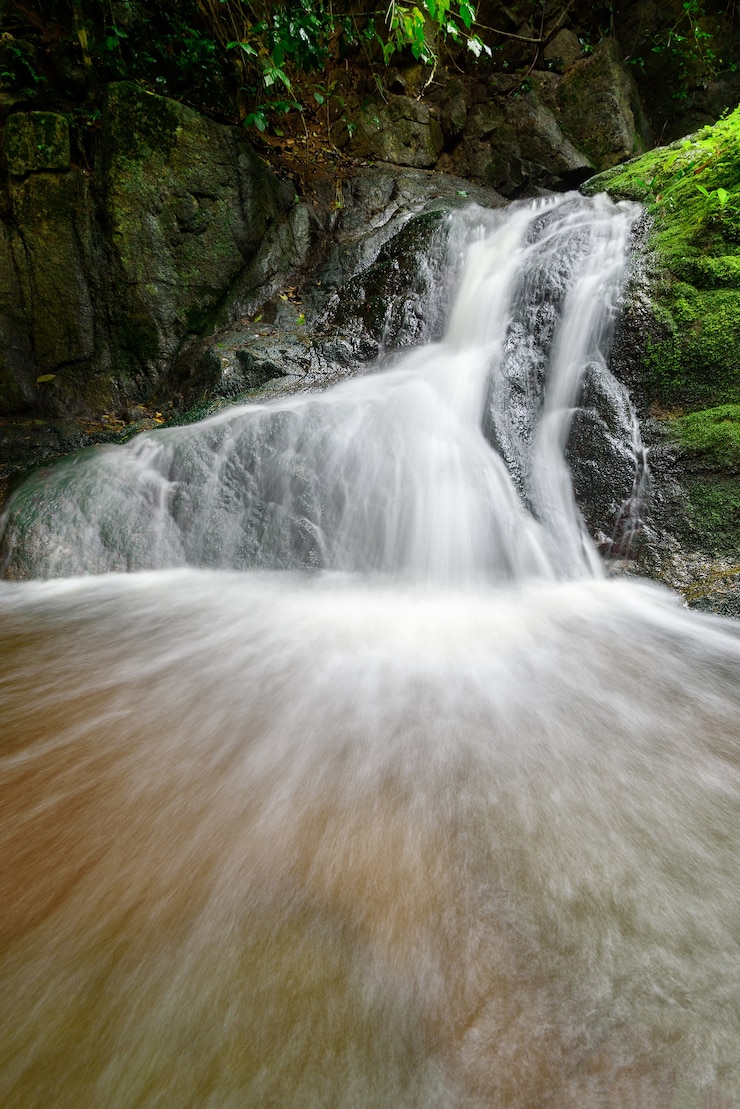 Фотография водопады в лесу с солнечным светом