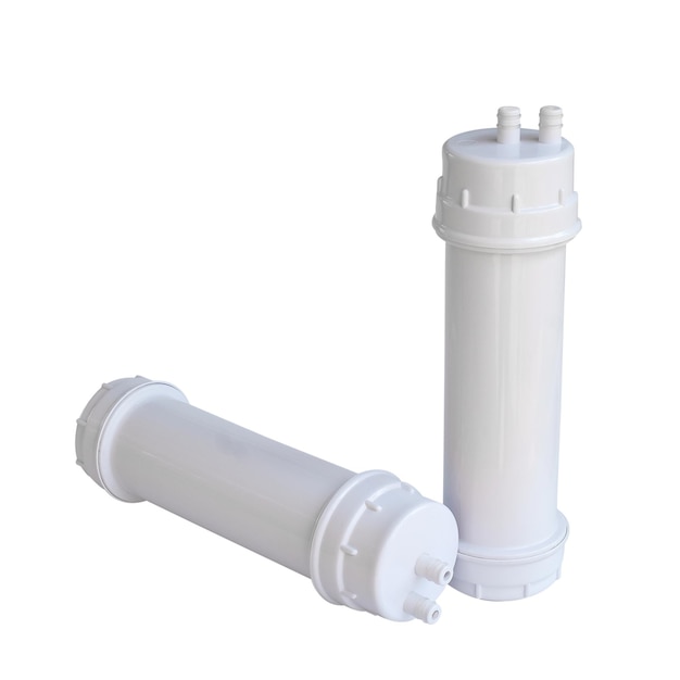 Фильтр для воды или картриджи для очистки воды изолированы на белом фоне