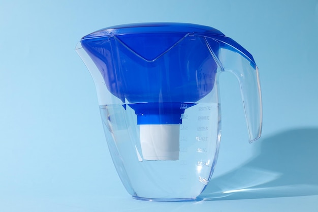 Foto filtro d'acqua con un tappo blu su uno sfondo blu