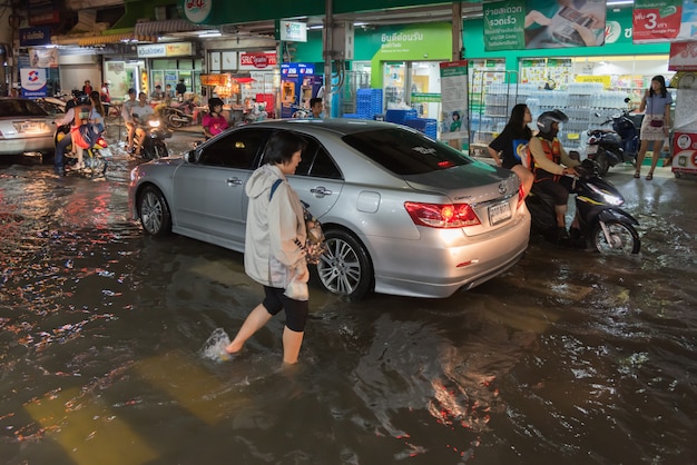 Inondazione dell'acqua nel problema della città con il sistema di drenaggio