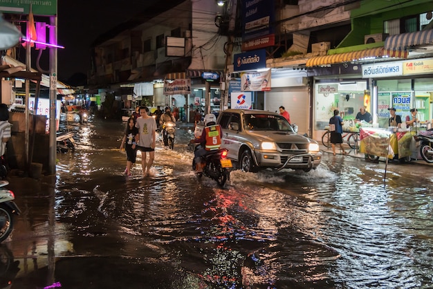 Inondazione dell'acqua nel problema della città con il sistema di drenaggio