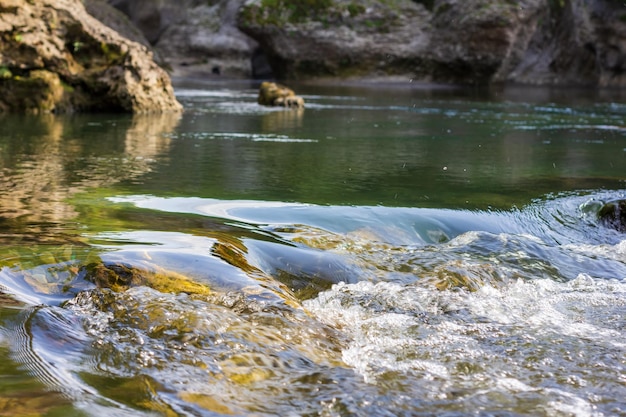 Поток воды горной реки крупным планом