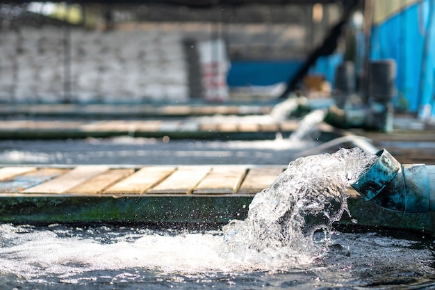 Foto sistema di trattamento del flusso d'acqua dal tubo della pompa dell'acqua