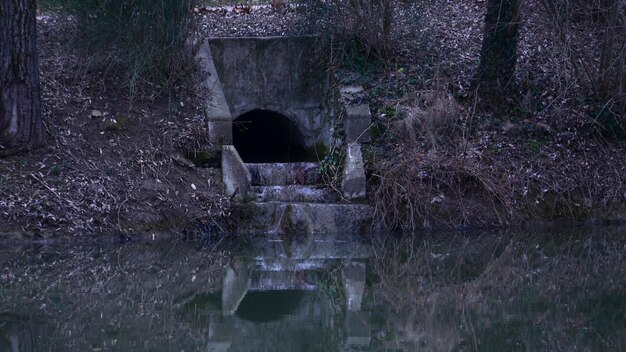 Foto acqua che scorre su strutture costruite