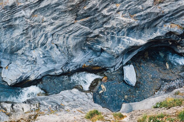 Foto l'acqua scorre lungo la gola di leukerbad themal springs