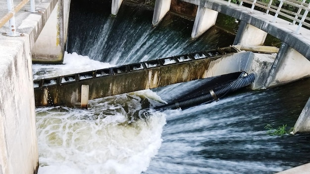 Foto acqua che scorre dalla diga