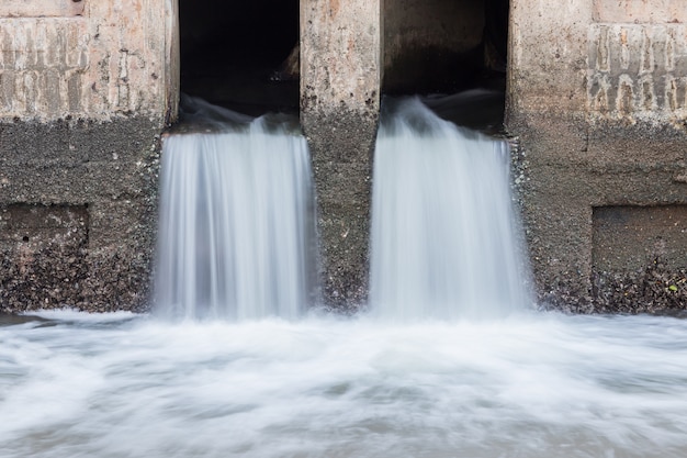 Foto acqua che scorre dallo scarico al fiume