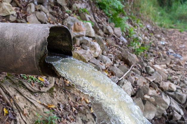 Foto acqua che scorre dal tubo