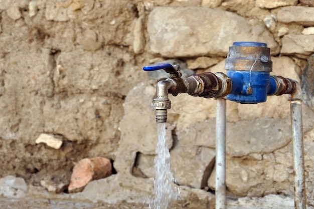 Foto acqua che scorre dal rubinetto invano e spreco di acqua pressurizzata dal rubinetto