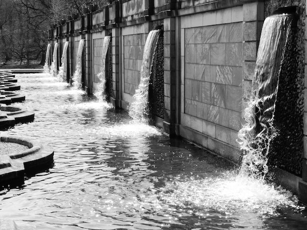 写真 壁の噴水から流れる水