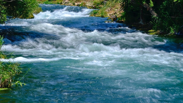 Вода течет в реке Фото