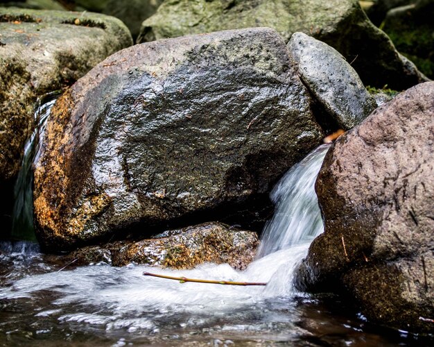Photo water flowing through rocks