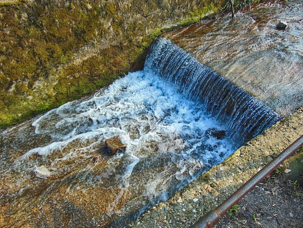 岩の中を流れる水