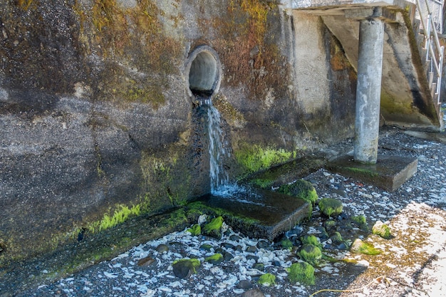 Foto acqua che scorre tra le rocce