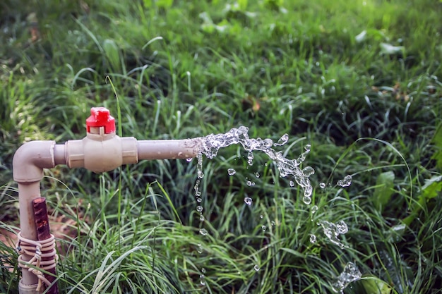 Foto l'acqua scorre da un vecchio rubinetto