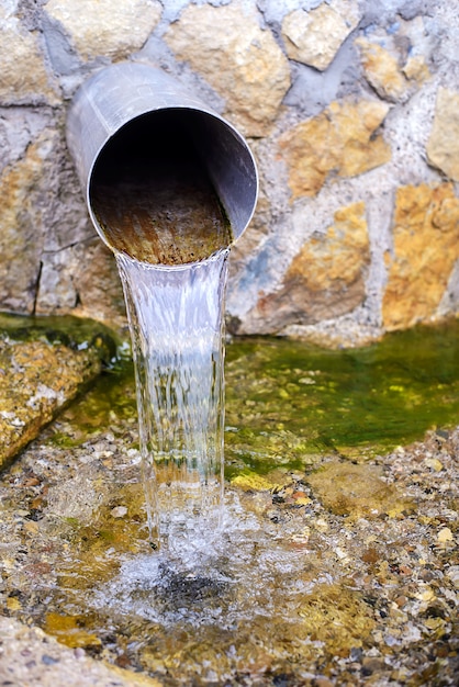 Foto l'acqua scorre dal tubo