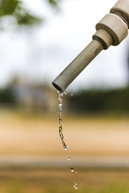 Foto l'acqua scorre dal rubinetto