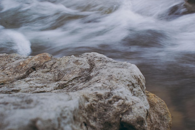 Photo water flows between the rocks