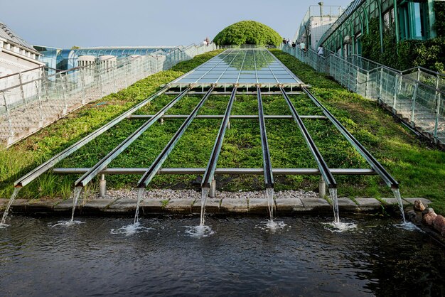 写真 水は金属製の溝を通って貯水池に流れ込みます