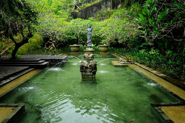 Photo water fountain inside garuda wisnu kencana bali