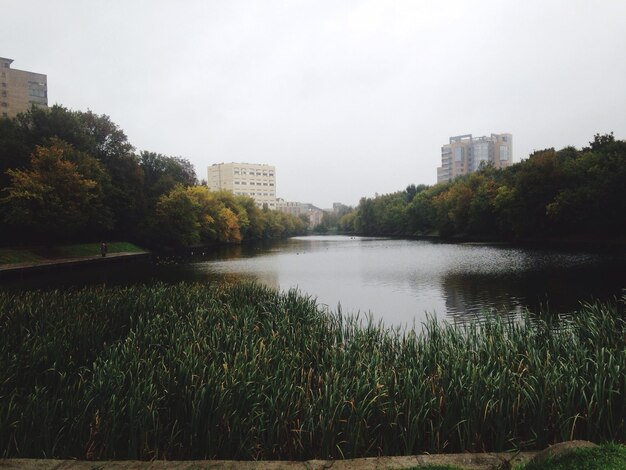 Foto fontana d'acqua nel parco contro il cielo