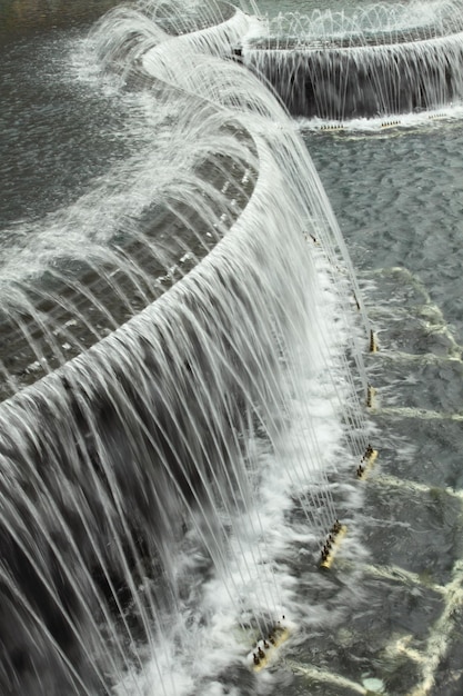 Foto fontana d'acqua nel parco velocità lenta