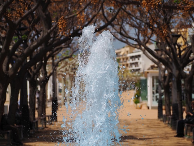 Foto fontana d'acqua nel parco