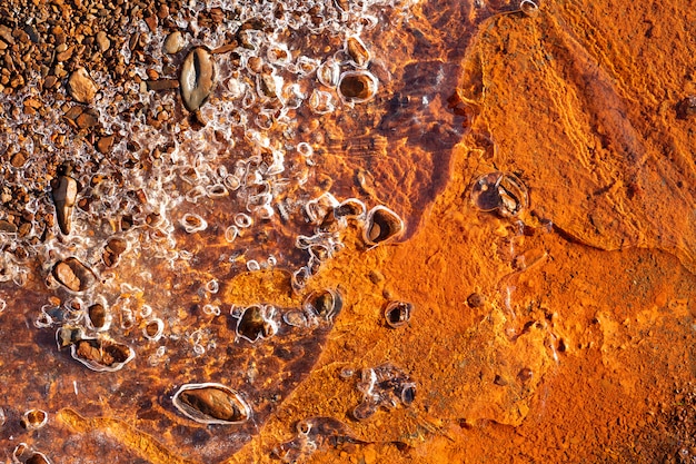 オレンジ色の土に凍った水