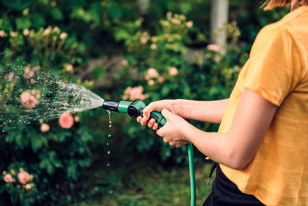 Water gevende tuin met slangsproeier