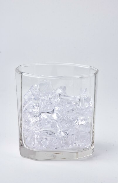 Water gieten in een glas met ijs