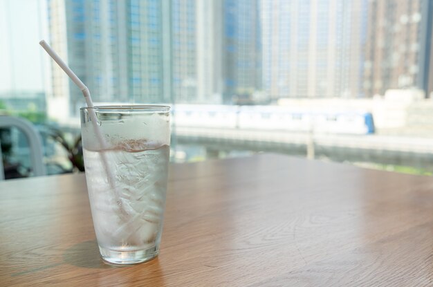 Bicchiere d'acqua con ghiaccio sul tavolo