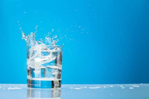 Foto bicchiere d'acqua con ghiaccio