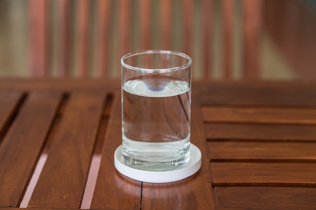 Foto bicchiere d'acqua sul tavolo di legno