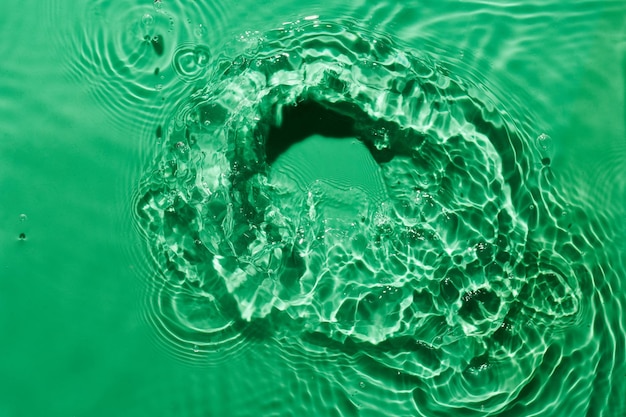 Water groen oppervlak abstracte achtergrond Golven en rimpelingen textuur van cosmetische aqua vochtinbrengende crème met bubbels